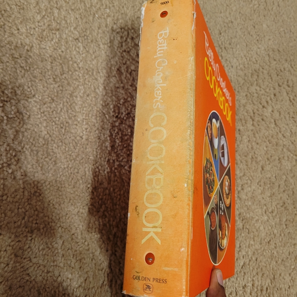 VINTAGE Betty Crocker Cookbook Binder (1974) - Picture 3 of 16